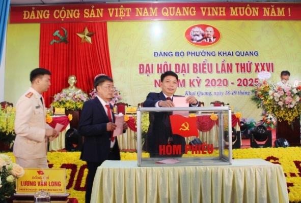 Đại biểu bỏ phiếu bầu Ban chấp hành Đảng bộ phường Khai Quang nhiệm kỳ 2020-2025
