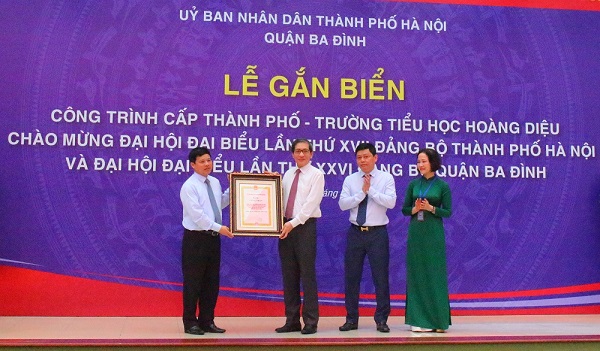 Lãnh đạo UBND TP Hà Nội trao Bằng công nhận Trường Tiểu học Hoàng Diệu là công trình chào mừng Đại hội đại biểu lần thứ XVII Đảng bộ TP Hà Nội.