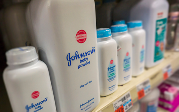 Johnson & Johnson chính thức ngừng bán sản phẩm phấn rôm