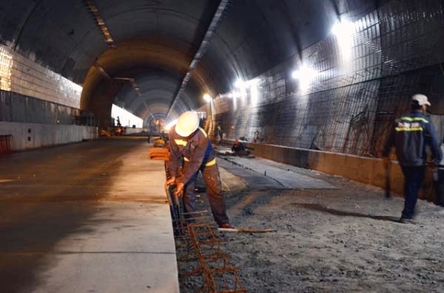 Thi công nốt những mét bê tông nền tại KM 4+00.