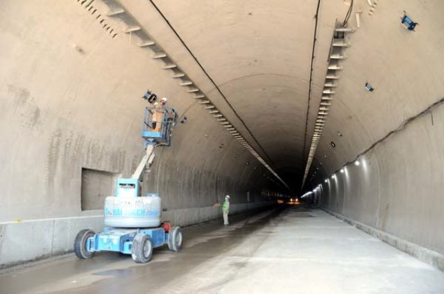 Thi công hệ thống điện chiếu sáng bên trong ống hầm.