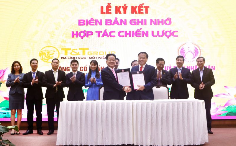 Ông Nguyễn Văn Dương, Chủ tịch UBND tỉnh Đồng Tháp và ông Đỗ Quang Hiển, Chủ tịch HĐQT kiêm Tổng Giám đốc Tập đoàn T&T Group tiến hành ký kết thỏa thuận hợp tác chiến lược toàn diện.
