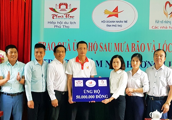 Hội đã trao 50 triệu đồng cho trường Mầm non xã Hương Lung