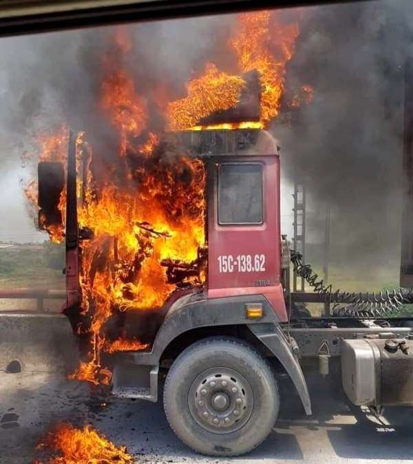 Chiếc xe container bị bốc cháy