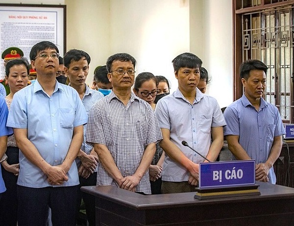 Các bị cáo trong vụ án gian lận điểm thi ở Hòa Bình