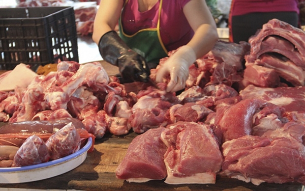 Giá thịt lợn tăng nóng từng ngày, bà nội trợ vất vả với bữa cơm gia đình