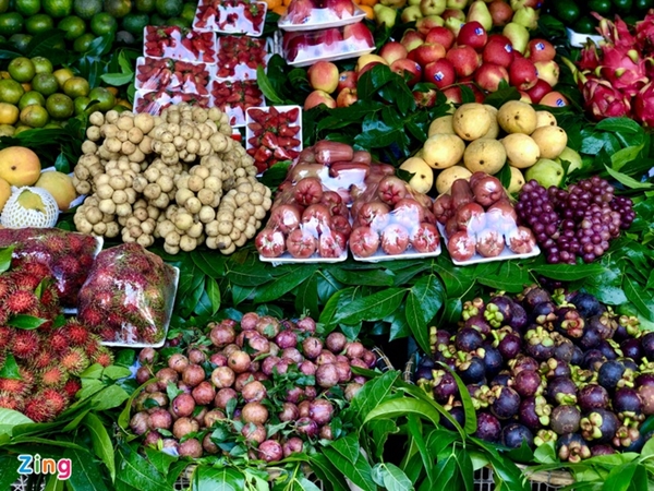 Các loại hoa quả có nguồn gốc từ Thái Lan như bòn bon, sầu riêng mini, măng cụt, dứa mini... đang được rao bán nhộn nhịp trên thị trường (Ảnh: Thanh Thương)