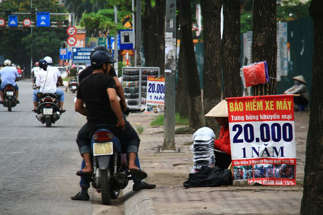 Bảo hiểm xe máy bán ở vỉa hè Hà Nội