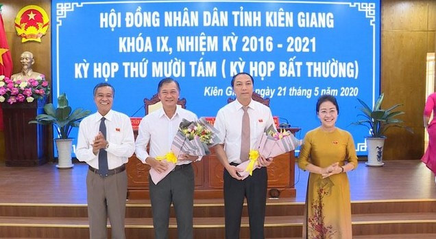 Ông Lâm Minh Thành (thứ hai từ phải qua) nhận hoa chúc mừng của lãnh đạo tỉnh Kiên Giang. Ảnh: VOV
