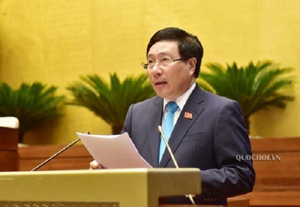 Phó Thủ tướng Phạm Bình Minh trình bày Tờ trình về dự án Luật Thỏa thuận quốc tế