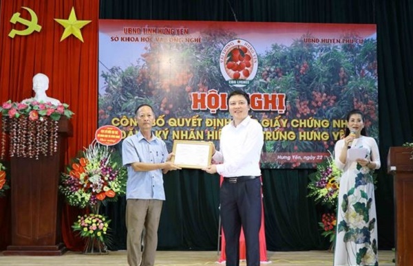 Sở KH-CN Hưng Yên trao chứng nhận nhãn hiệu “Vải trứng Hưng Yên” cho đại diện HTX Quyết Tiến