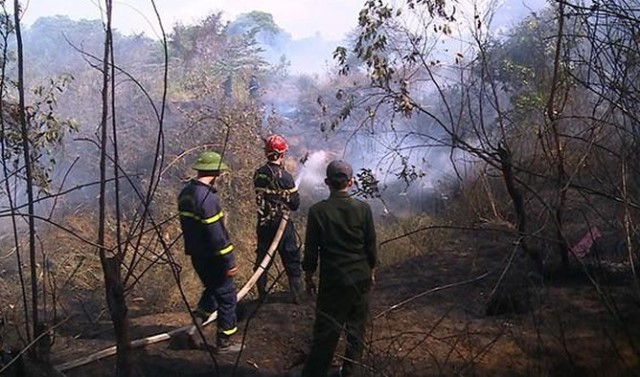 Cảnh sát Phòng cháy chữa cháy dập lửa.