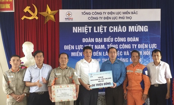 Đoàn công tác trao số tiền 50 triệu đồng hỗ trợ CBCNVLĐ Công ty Điện lực Phú Thọ