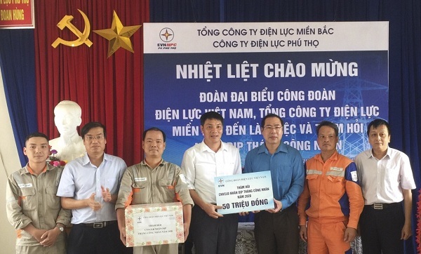 Công đoàn Điện lực Việt Nam: Trao tặng 50 triệu đồng hỗ trợ đoàn viên, người lao động Công ty Điện lực Phú Thọ nhân dịp Tháng Công nhân năm 2020