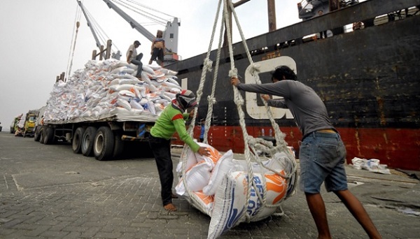 Gạo Việt Nam nhập khẩu vào cảng Tanjung Priok, Indoneisa (Ảnh: Tempo.co)