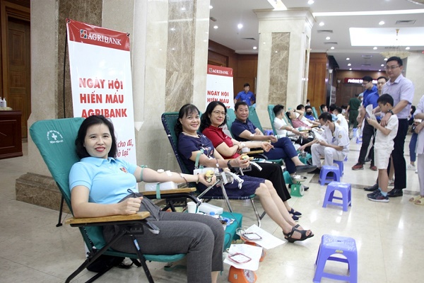 Bà Nguyễn Thị Phượng - Phó tổng giám đốc Agribank (áo đỏ) tham gia Ngày hội hiến máu tình nguyện thường niên “Giọt hồng Tuổi trẻ - Sẻ chia yêu thương”