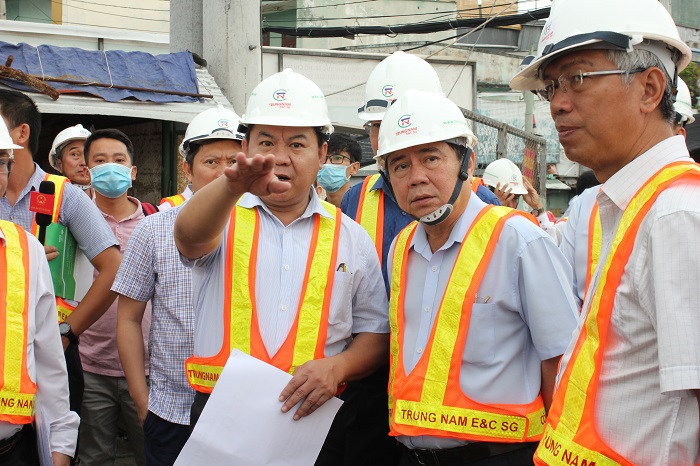 : Đại diện Trungnam Group đang báo cáo tiến độ dự án với lãnh đạo TP HCM trong buổi thị sát tại khu vực cống Tân Thuận.