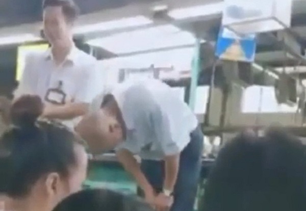 Hình ảnh được cho là lãnh đạo Công ty Huê Phong cúi đầu xin lỗi nhân viên trước quyết định giải thể được đăng tải trên mạng - Ảnh chụp lại từ video clip