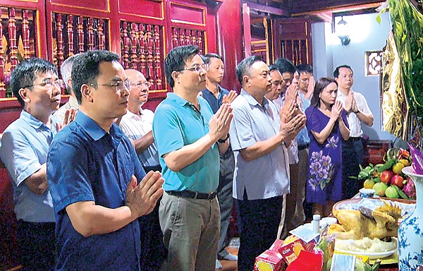 Đoàn công tác Tập đoàn Dầu khí Việt Nam dâng hương tưởng niệm các Vua Hùng và làm việc tại tỉnh Phú Thọ