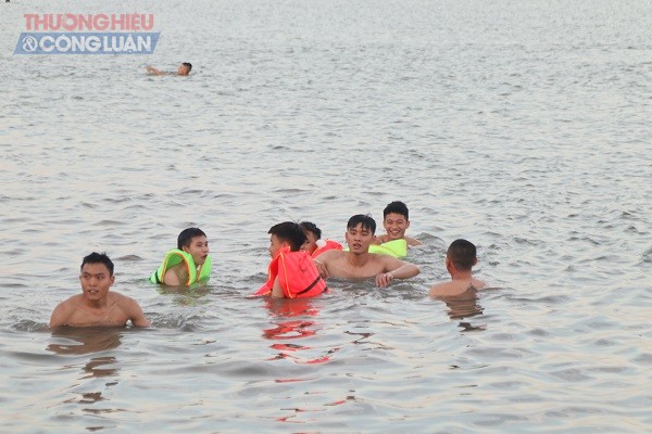 Người dân thành Vinh đổ xô ra sông Lam tắm, tập bơi. Nhiều người đến tắm trang bị cho mình áo phao, nhưng cũng có không ít người sử dụng can nhựa, hộp xốp tự chế hoặc không trang bị đồ bơi