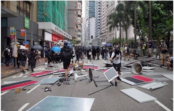 Ngày 24/5, người biểu tình Hong Kong dựng rào cản, chặn giao thông trên đường Hennessy để phản đối dự luật an ninh do Trung Quốc đại lục đề xuất