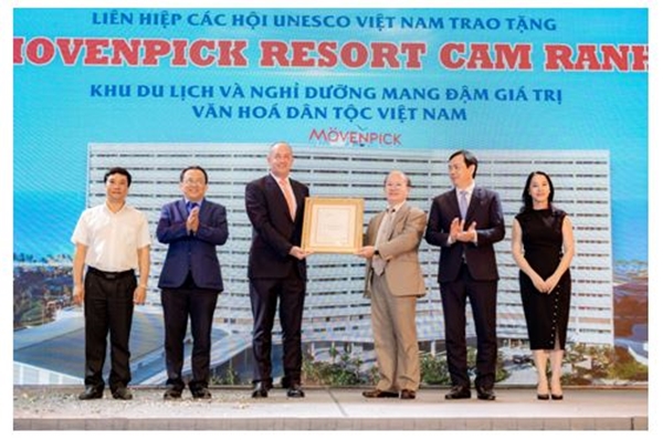 Chủ tịch Liên hiệp các Hội Unesco Việt Nam trao tặng chứng nhận “Khu du lịch và Nghỉ dưỡng mang đậm giá trị văn hóa dân tộc Việt Nam” cho Movenpick Resort Cam Ranh