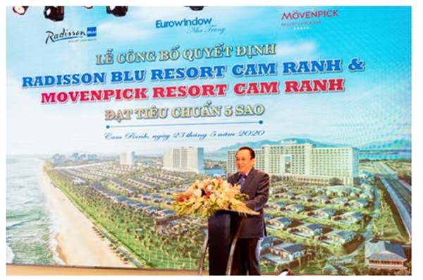 Ông Lê Hữu Hoàng - Phó Chủ tịch UBND tỉnh Khánh Hòa chúc mừng Eurowindow Holding đã tạo được dấu ấn trong sân chơi bất động sản