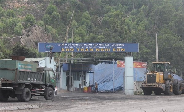 Bãi tập kết, kinh doanh than trái phép của Công ty Kinh doanh than Thanh Hóa tại xã Nghi Sơn (huyện Tĩnh Gia, Thanh Hóa)