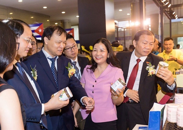 Thứ trưởng Bộ Công Thương Đỗ Thắng Hải thăm quan Gian hàng Trung tâm thiết kế Việt Nam - Hàn Quốc tại Hội chợ VietnamExpo 2019