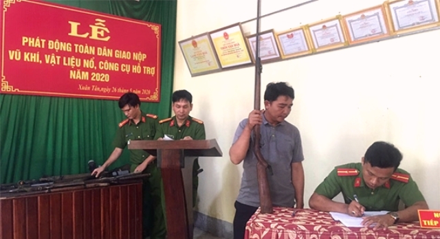 Kon Tum: Người dân tự giác nộp 30 vũ khí tự chế