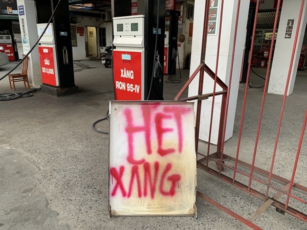 Cửa hàng xăng dầu ở khu vực Hà Đông, Hà Nội treo biển thông báo hết xăng (Ảnh: N.Mạnh)
