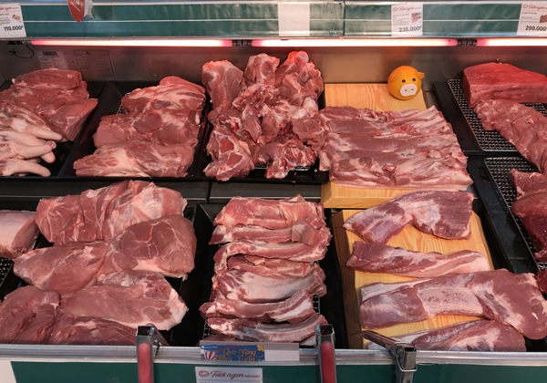 Lợn hơi tăng giá, giá thịt bán lẻ cũng đang đội lên ở mức cao kỷ lục