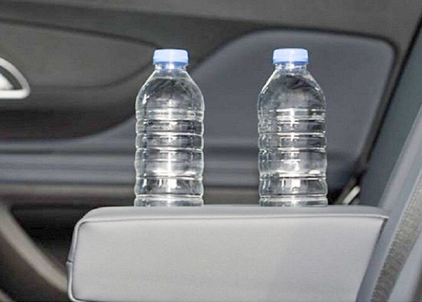 Không nên để các loại nước đóng chai bằng nhựa quá lâu trên xe