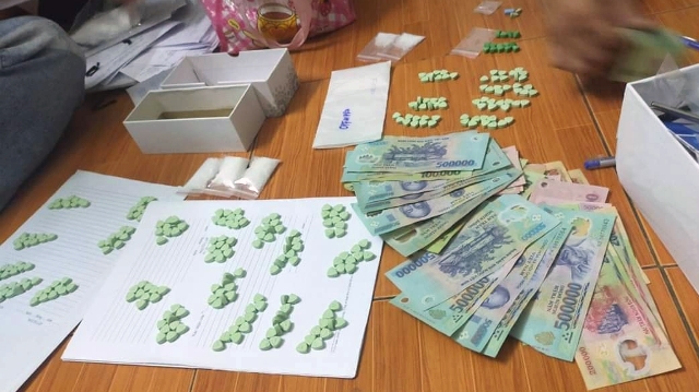 Số ma tuý tổng hợp dưới dạng thuốc lắc và tiền mặt bị công an thu giữ tại nhà hai đối tượng.