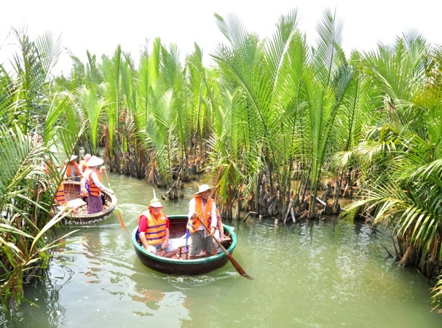 Khách nước ngoài tham quan vườn dừa Bảy Mẫu