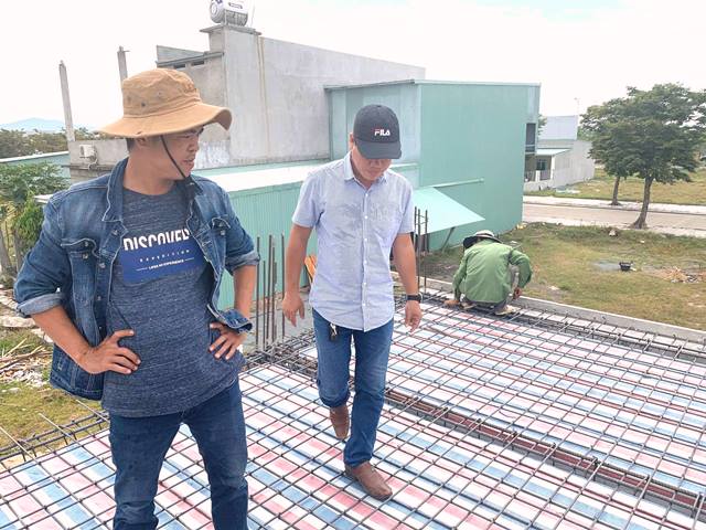 Kỹ sư nghiệm thu hiện trường x&acirc;y dưng trong thời tiết nắng n&oacute;ng tại Đ&agrave; Nẵng