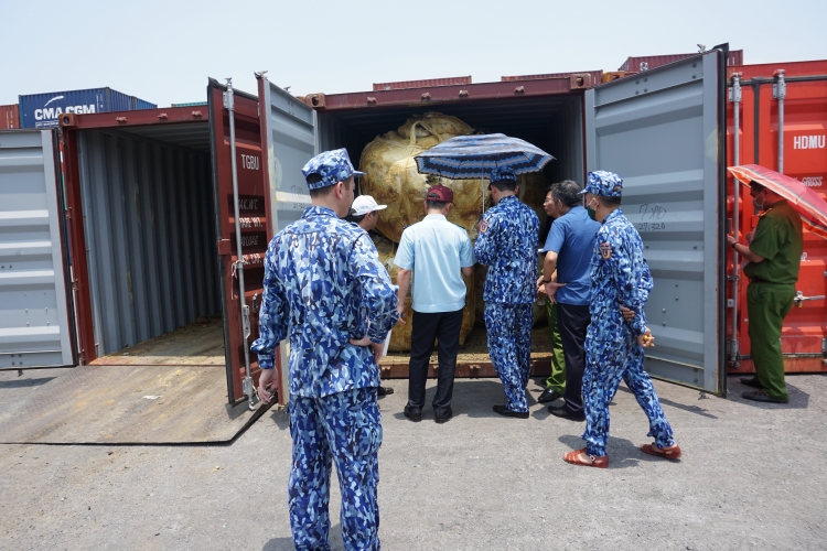 Lực lượng chức năng kiểm tra container của Công ty TNHH Ngọc Thiên tại Hải Phòng