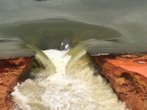 Vị tr&iacute; đập bị vỡ nước vẫn đang chảy mạnh