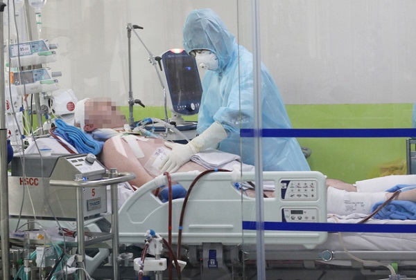 Tổng lãnh sự Anh cảm ơn bác sĩ Việt Nam hết mình cứu chữa phi công mắc Covid-19