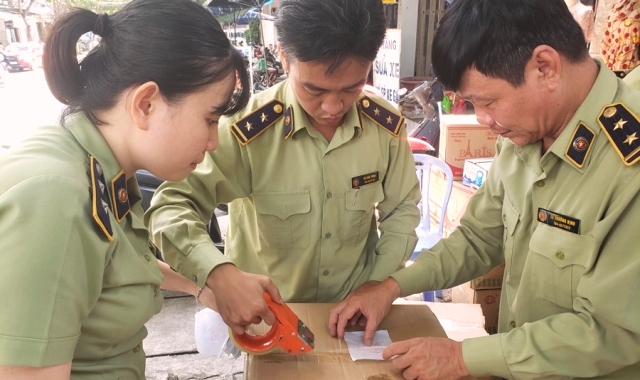 Đà Nẵng: Tạm giữ lô hàng nước giặt nghi giả mạo nhãn hiệu