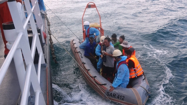 Các nhân viên của tàu SAR 412 sử dụng xuồng để đi cứu và đưa các ngư dân lên tàu.