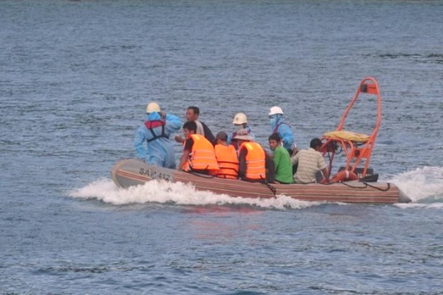 Lực lượng cứu hộ cứu các ngư dân từ tàu bị chìm
