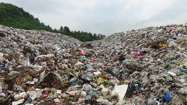 Khu vực bãi rác Núi Voi, thuộc địa bàn phường Đông Sơn (Bỉm Sơn) đang nằm trong tình trạng quá tải, gây ô nhiễm môi trường, ảnh hưởng nghiêm trọng tới đời sống sinh hoạt của hàng trăm hộ dân