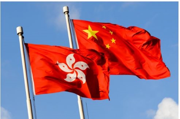 Cờ Hong Kong và cờ Trung Quốc (Ảnh: Shutterstock)