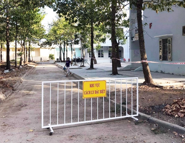 Kỷ luật 3 cán bộ công an để người bán hàng rong vào khu điều trị Covid-19