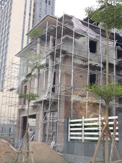 Căn nhà đang xây dựng của gia đình ông Hoàng Văn Minh khiến dư luận bức xúc vì phá vỡ quy hoạch được duyệt
