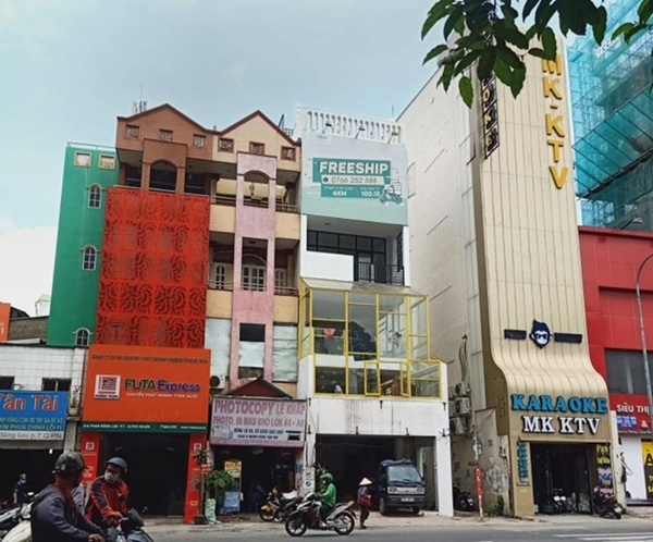 Mặt bằng (phần sơn khung vàng) của Soya Garden trên đường Phan Đăng Lưu (TP.HCM) đang được chủ nhà gỡ bở và tiến hành sửa chữa để cho thuê mới