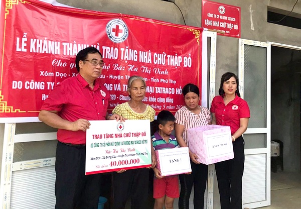 Đo&agrave;n đ&atilde; tổ chức kh&aacute;nh th&agrave;nh ng&ocirc;i nh&agrave; Chữ Thập Đỏ cho gia đ&igrave;nh b&agrave; H&agrave; Thị Vinh