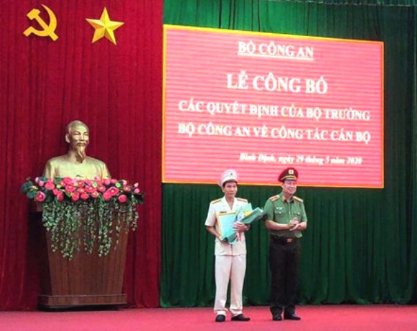 Thiếu tướng Lê Tấn Tới - Thứ trưởng Bộ Công an trao quyết định bổ nhiệm của Bộ trưởng Bộ Công an cho Đại tá Võ Đức Nguyện