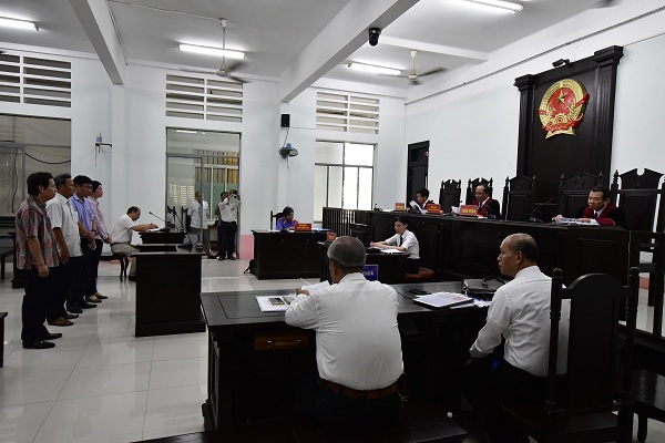 Quang cảnh phi&ecirc;n tòa phúc th&acirc;̉m